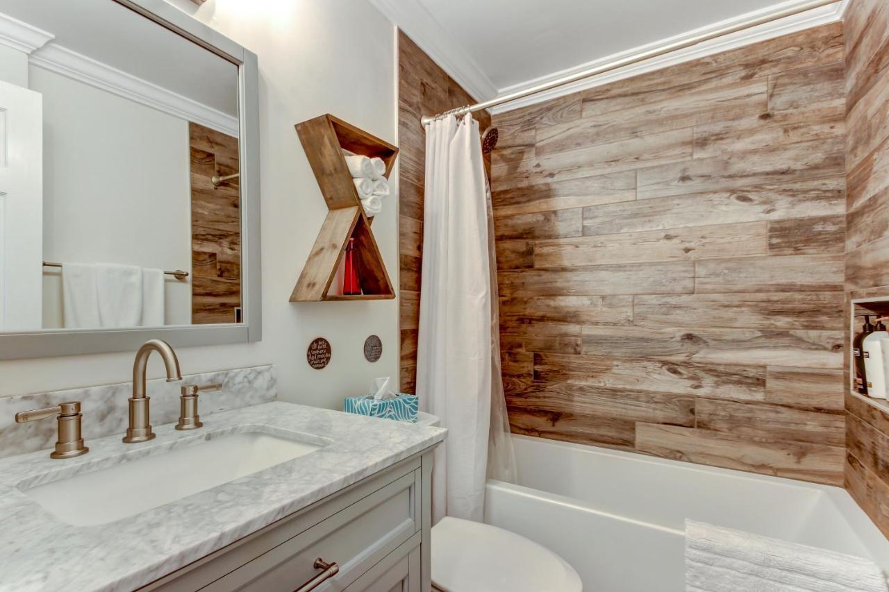 Vibrant, Colorful Building With Backyard Firepit And Games Apartmán Savannah