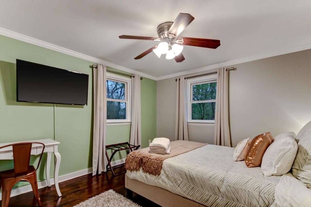 Vibrant, Colorful Building With Backyard Firepit And Games Apartmán Savannah