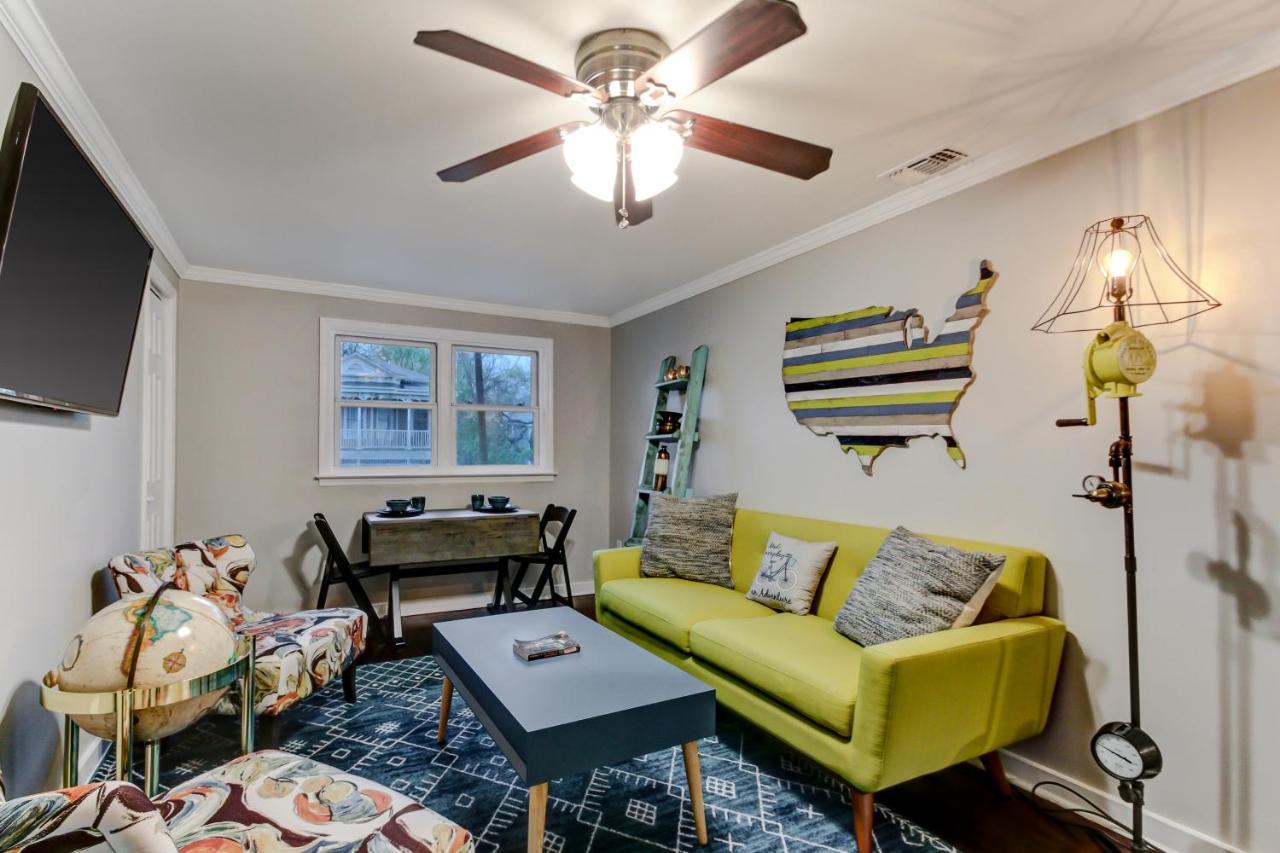Vibrant, Colorful Building With Backyard Firepit And Games Apartmán