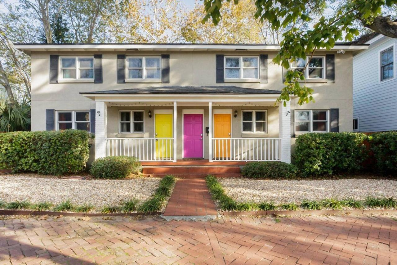 Vibrant, Colorful Building With Backyard Firepit And Games Apartmán