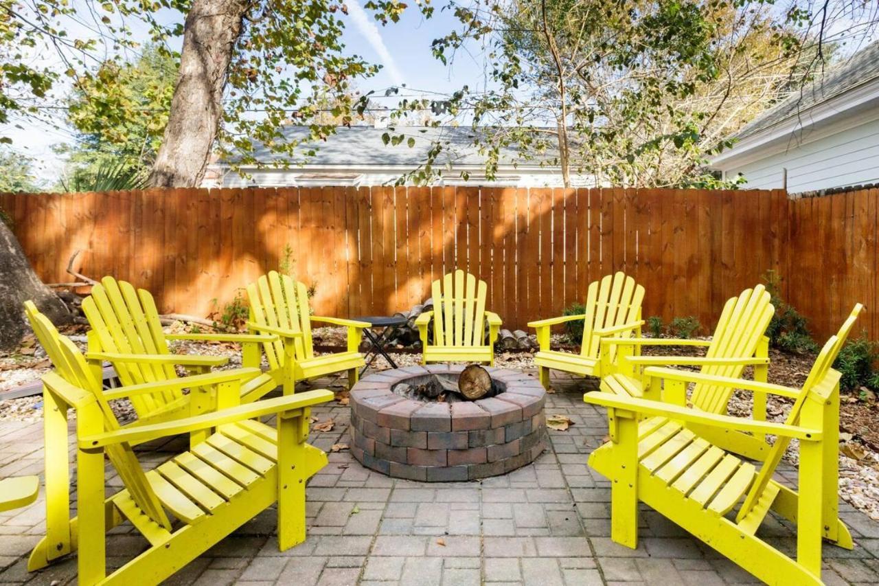 Vibrant, Colorful Building With Backyard Firepit And Games Apartmán